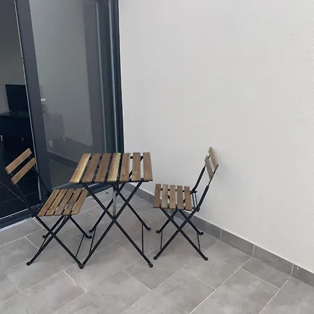 Jolie Maisonnette Avec Terrasse Centre *