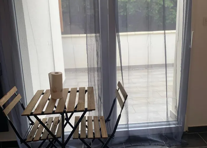 Jolie Maisonnette Avec Terrasse Centre *