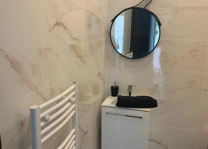 Jolie Maisonnette Avec Terrasse Centre * Nancy