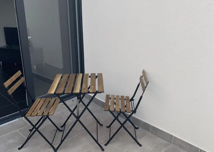 Jolie Maisonnette Avec Terrasse Centre *